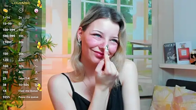 Snapshot of pretty_little_thing chatting on 01.29.25 pretty little thing online show from 01.29.25