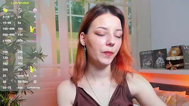 Snapshot of pretty_little_thing chatting on 03.11.25 pretty little thing online show from 03.11.25