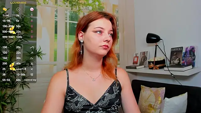 Snapshot of pretty_little_thing chatting on 09.10.25 pretty little thing online show from 09.10.25