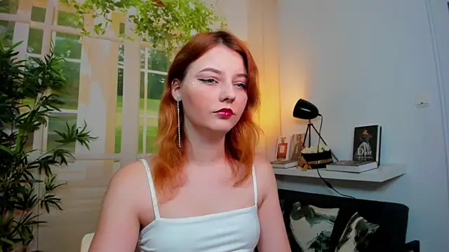 Snapshot of pretty_little_thing chatting on 10.25.25 pretty little thing online show from 10.25.25