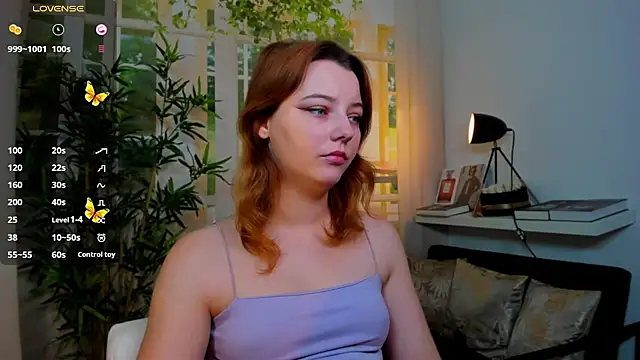 Snapshot of pretty_little_thing chatting on 11.28.25 pretty little thing online show from 11.28.25