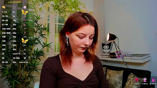 Snapshot of pretty_little_thing chatting on 12.15.25 pretty little thing online show from 12.15.25