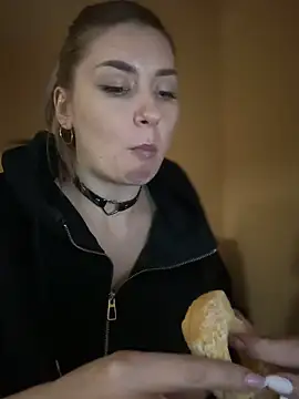 Snapshot of Crazy-Rosa chatting on 01.12.25 Crazy-Rosa online show from 01.12.25