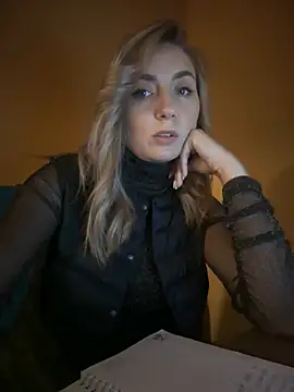 Snapshot of Crazy-Rosa chatting on 01.14.25 Crazy-Rosa online show from 01.14.25