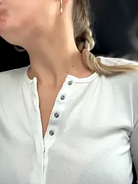 Snapshot of Crazy-Rosa chatting on 11.15.25 Crazy-Rosa online show from 11.15.25