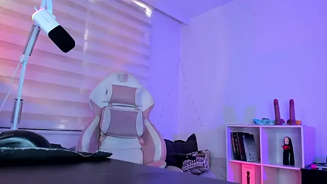 Snapshot of Gaby_Miller22 chatting on 10.31.25 Gaby Miller22 online show from 10.31.25