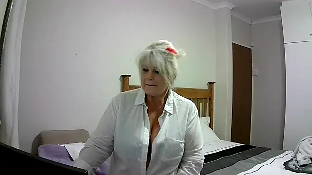 Snapshot of Miahotmilf chatting on 12.24.24 Miahotmilf online show from 12.24.24