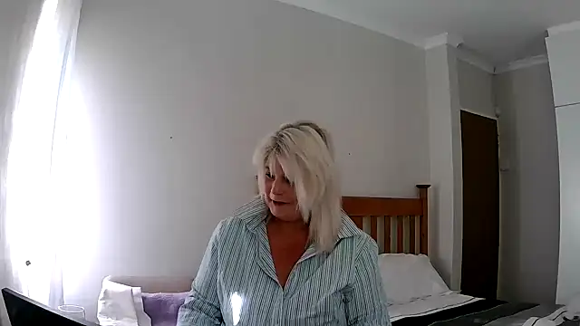 Snapshot of Miahotmilf chatting on 12.28.24 Miahotmilf online show from 12.28.24