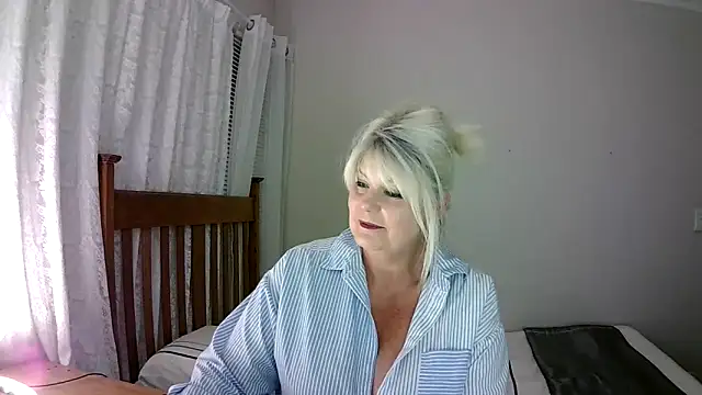 Snapshot of Miahotmilf chatting on 01.05.25 Miahotmilf online show from 01.05.25