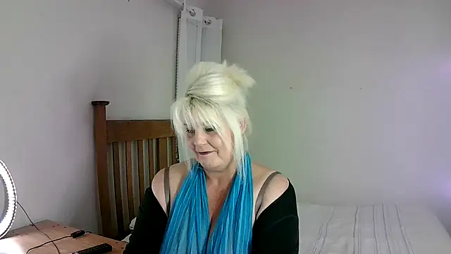 Snapshot of Miahotmilf chatting on 03.15.25 Miahotmilf online show from 03.15.25