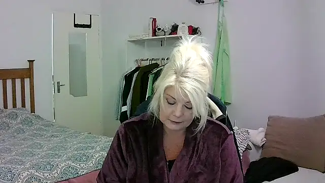 Snapshot of Miahotmilf chatting on 05.09.26 Miahotmilf online show from 05.09.26