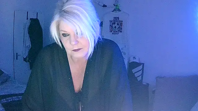 Snapshot of Miahotmilf chatting on 06.19.26 Miahotmilf online show from 06.19.26