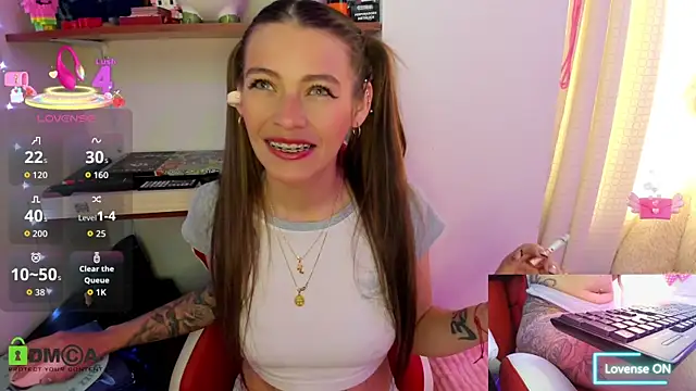 Snapshot of sweetlittlelisa chatting on 09.30.25 sweetlittlelisa online show from 09.30.25