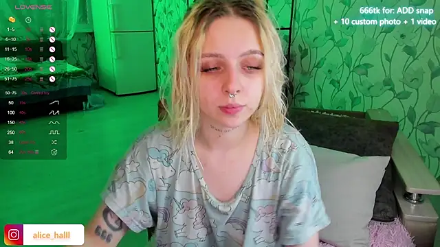 Snapshot of Alice_Halle chatting on 01.02.25 Alice Halle online show from 01.02.25