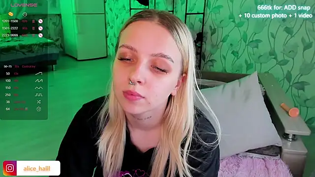Snapshot of Alice_Halle chatting on 01.03.25 Alice Halle online show from 01.03.25