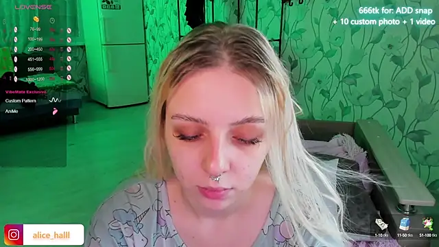 Snapshot of Alice_Halle chatting on 01.04.25 Alice Halle online show from 01.04.25