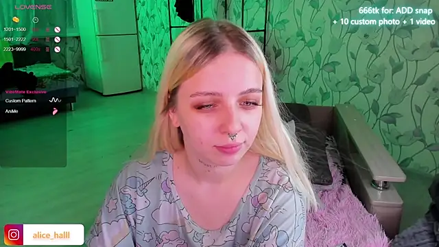 Snapshot of Alice_Halle chatting on 01.04.25 Alice Halle online show from 01.04.25