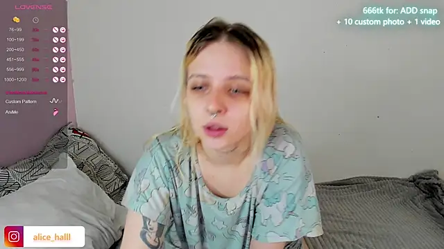 Snapshot of Alice_Halle chatting on 01.22.25 Alice Halle online show from 01.22.25