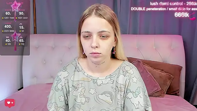 Snapshot of Alice_Halle chatting on 10.10.25 Alice Halle online show from 10.10.25