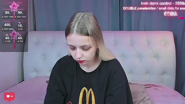 Snapshot of Alice_Halle chatting on 10.13.25 Alice Halle online show from 10.13.25