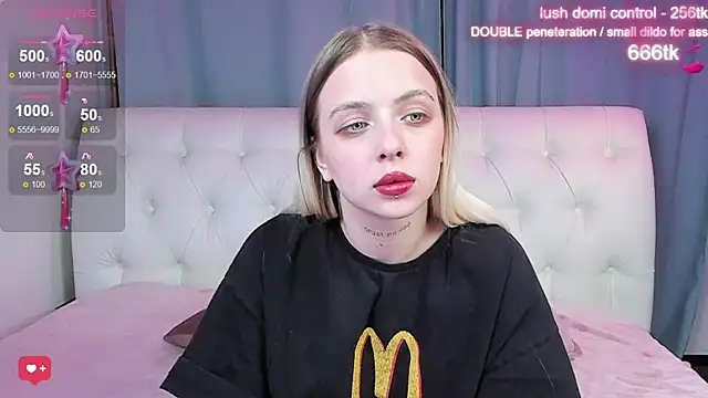 Snapshot of Alice_Halle chatting on 10.14.25 Alice Halle online show from 10.14.25