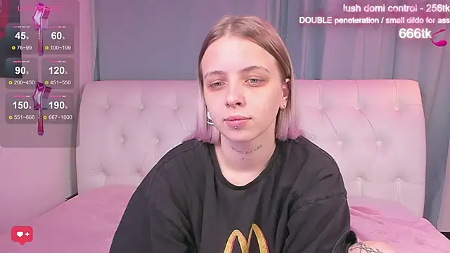 Snapshot of Alice_Halle chatting on 10.18.25 Alice Halle online show from 10.18.25