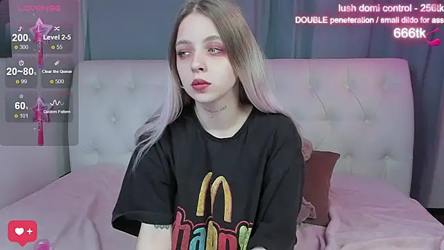 Snapshot of Alice_Halle chatting on 10.20.25 Alice Halle online show from 10.20.25