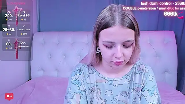 Snapshot of Alice_Halle chatting on 10.23.25 Alice Halle online show from 10.23.25