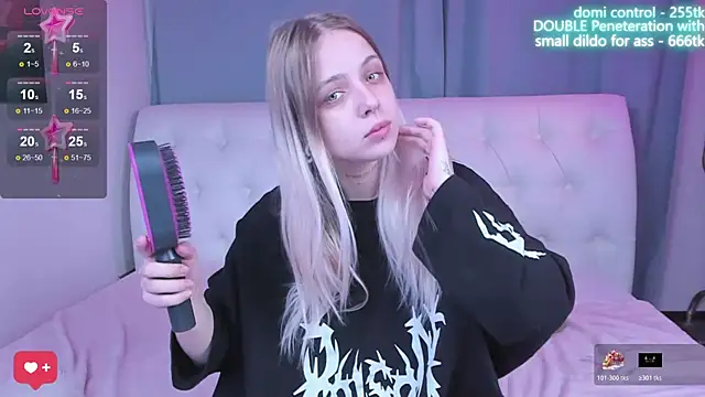 Snapshot of Alice_Halle chatting on 10.26.25 Alice Halle online show from 10.26.25