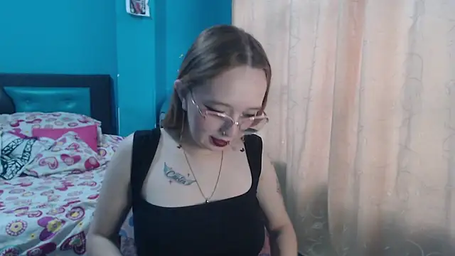 Liaroberts1 online show from 02.22.25