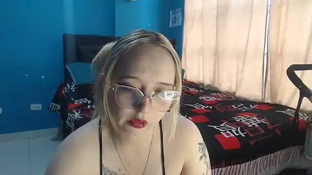 Liaroberts1 online show from 09.18.25