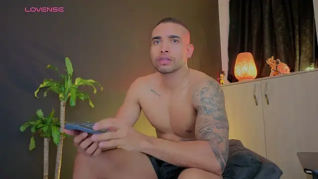 Snapshot of LincomAmith chatting on 11.11.25 LincomAmith online show from 11.11.25