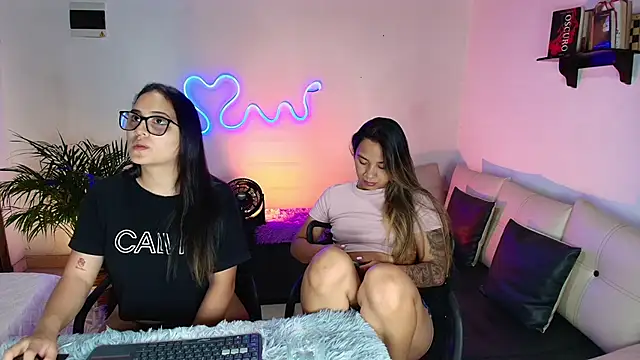 Snapshot of Jules_n_Gia chatting on 01.30.25 Jules n Gia online show from 01.30.25