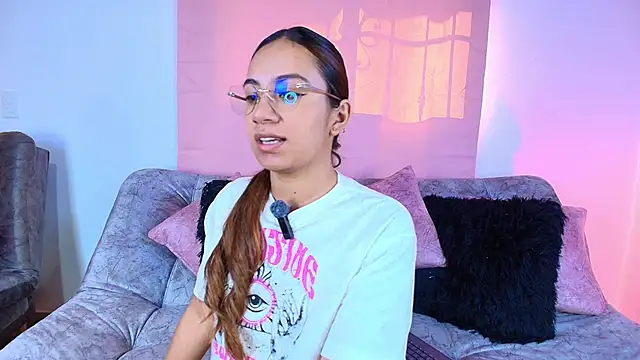 Snapshot of Jules_n_Gia chatting on 11.22.25 Jules n Gia online show from 11.22.25