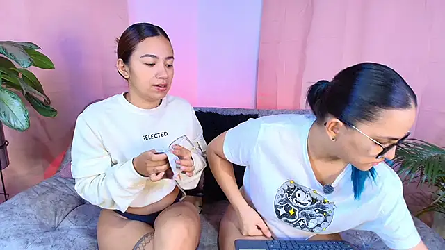 Snapshot of Jules_n_Gia chatting on 12.16.25 Jules n Gia online show from 12.16.25