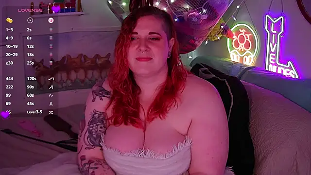 Snapshot of opalreigning chatting on 10.27.25 opalreigning online show from 10.27.25