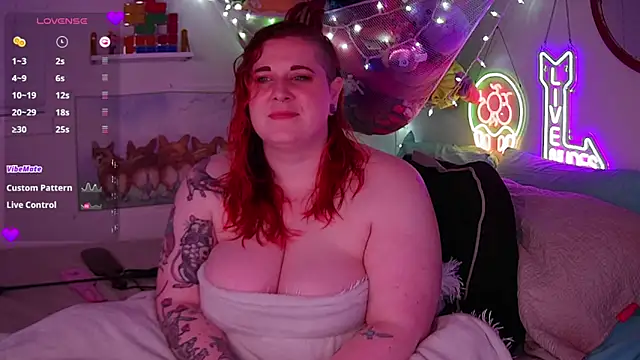 Snapshot of opalreigning chatting on 11.10.25 opalreigning online show from 11.10.25