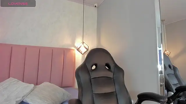 Snapshot of SUNNYCYRUS chatting on 10.21.25 SUNNYCYRUS online show from 10.21.25