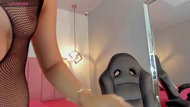 Snapshot of SUNNYCYRUS chatting on 10.22.25 SUNNYCYRUS online show from 10.22.25