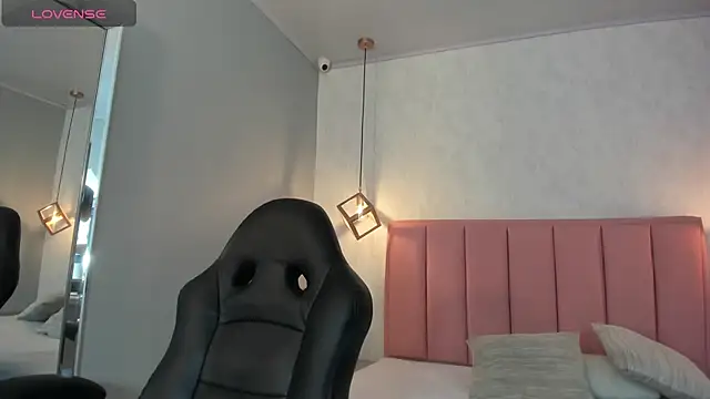 Snapshot of SUNNYCYRUS chatting on 10.23.25 SUNNYCYRUS online show from 10.23.25