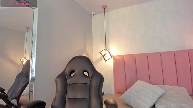 Snapshot of SUNNYCYRUS chatting on 10.24.25 SUNNYCYRUS online show from 10.24.25