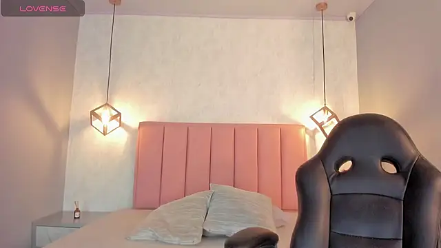 Snapshot of SUNNYCYRUS chatting on 10.28.25 SUNNYCYRUS online show from 10.28.25