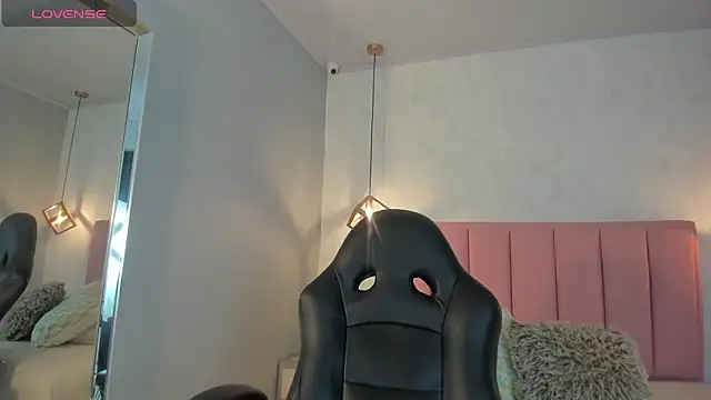 Snapshot of SUNNYCYRUS chatting on 11.13.25 SUNNYCYRUS online show from 11.13.25