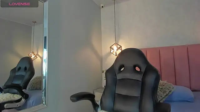 Snapshot of SUNNYCYRUS chatting on 11.19.25 SUNNYCYRUS online show from 11.19.25