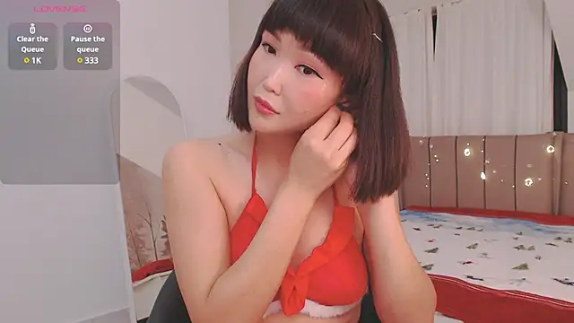 Snapshot of TumiLio chatting on 12.25.24 TumiLio online show from 12.25.24