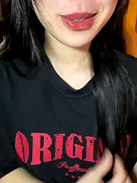 Snapshot of minmin2kk5 chatting on 11.18.25 minmin2kk5 online show from 11.18.25