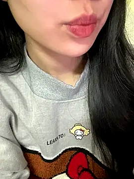 Snapshot of minmin2kk5 chatting on 11.23.25 minmin2kk5 online show from 11.23.25