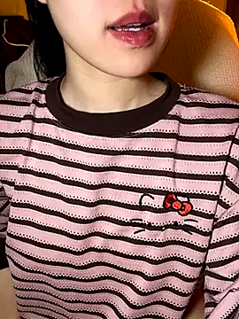 Snapshot of minmin2kk5 chatting on 11.24.25 minmin2kk5 online show from 11.24.25