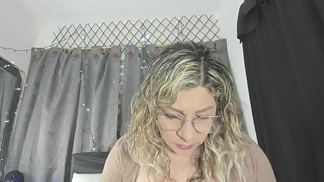 Snapshot of eva1saenz chatting on 11.27.25 eva1saenz online show from 11.27.25