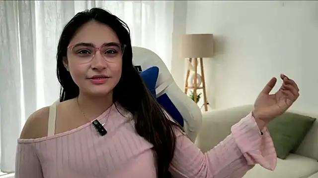 Snapshot of demieliss chatting on 06.21.26 demieliss online show from 06.21.26